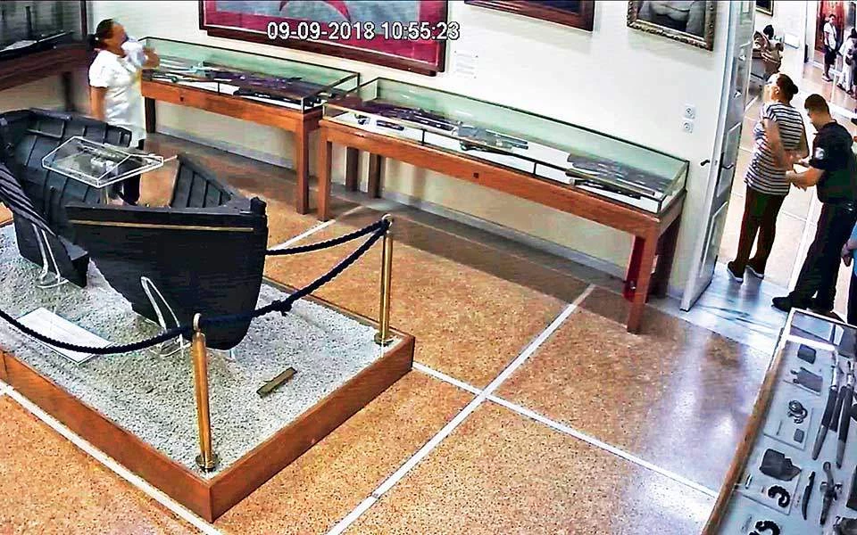 Βαρύς ο πέλεκυς της Δικαιοσύνης για τις δυο γυναίκες που λάδωναν μουσειακά εκθέματα – «Μας οδηγούσε το Άγιο Πνεύμα»